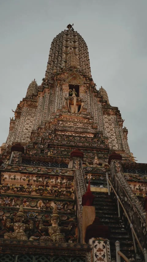 Low angle view of the iconic wat arun ratchawararam ratchawaramahawihan Vídeos de archivo 346275488