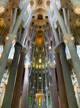 Low angle view of the interior columns and ceiling inside Sagrada Familia Foto stock