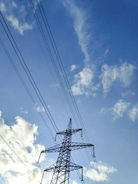 Low angle view of an iron lattice mast and crossing strings for telecommuni.. 库存照片