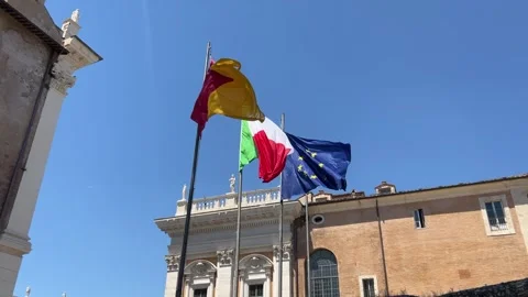 Low-angle view of Italy flag, Roma Capitale,  and European Union banners  库存影片 337169890