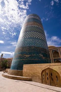 Low angle view of Kalta Minor Minaret in Khiva, Uzbekistan. Iconic turquois.. Stock-Fotos