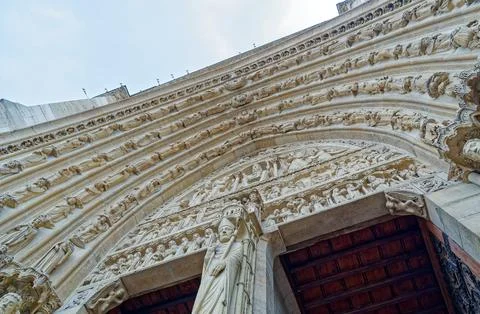 Low angle view of the Last Judgment portal at Notre Dame Cathedral in Paris Foto stock