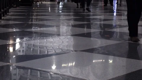 Low angle view of legs in crowds walking down a terminal at O'Hare Airport Stockbeeldmateriaal 123218463
