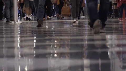 Low angle view of legs in crowds walking down a terminal at O'Hare Airport Stockbeeldmateriaal 123219331