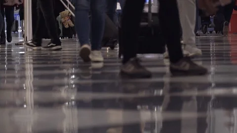 Low angle view of legs in crowds walking down a terminal at O'Hare Airport Stockbeeldmateriaal 123219987