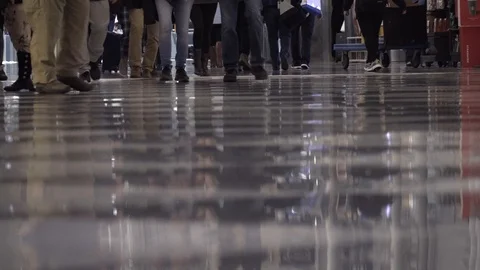 Low angle view of legs in crowds walking down a terminal at O'Hare Airport Stockbeeldmateriaal 123220748