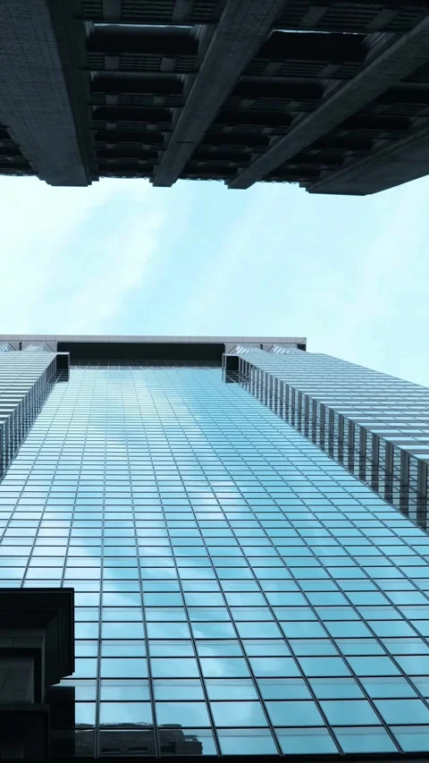Low angle view looking up at modern glass skyscraper office building 库存影片 342897961