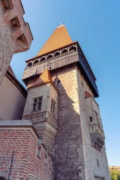 Low angle view of the main tower and stone walls at Corvin Castle in Hunedoar Foto stock