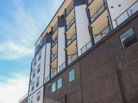 Low-angle view of a modern apartment building with balconies in Ruston, WA... Foto stock