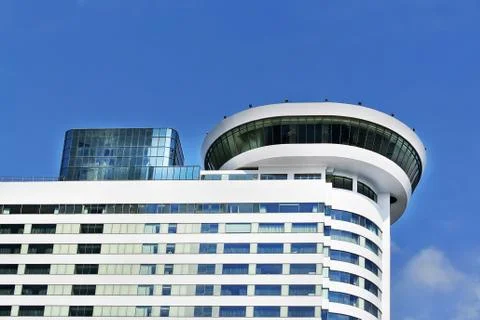 Low Angle View of Modern Building Facade Against Blue Sky Foto stock