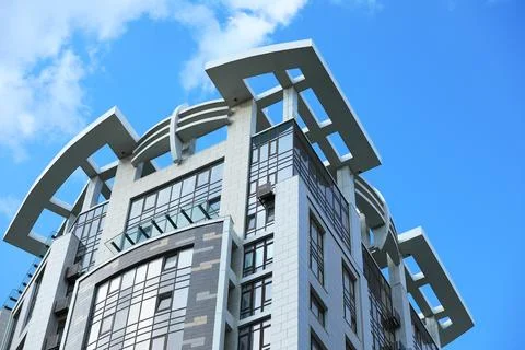 Low angle view of modern building against blue sky Fotos de archivo