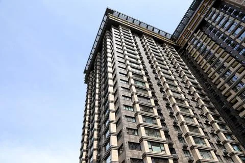 Low angle view of modern building against blue sky Fotos de archivo