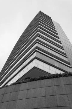 Low angle view of a modern grey skyscraper Stockfoto's