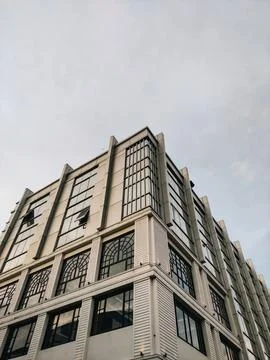 Low Angle View of Modern Grid Window Building Facade Stock-Fotos
