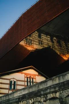 Low angle view of modern metallic museum building reflecting traditional Foto stock
