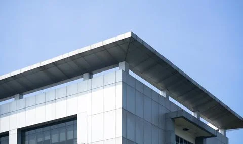 Low angle view of a modern office building exterior with silver metallic cl.. Stock-Fotos