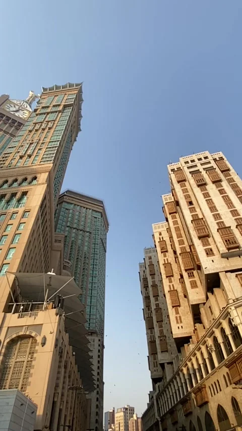 Low angle view of modern skyscrapers and the Clock Tower in Makkah, 库存影片 333243450