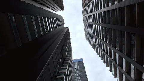 Low angle view of modern skyscrapers moving down Vidéo 334153619