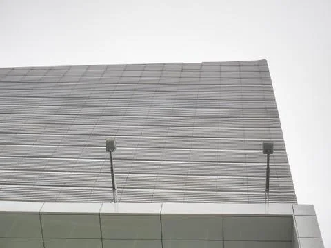 Low Angle View of Modern White Building Against Sky Stock-Fotos