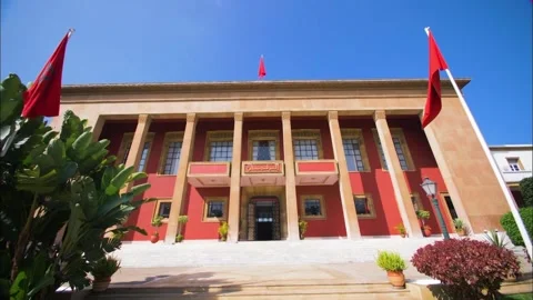 Low Angle View of the Moroccan Parliament Building with National Flags in Rabat Vidéo 330961138
