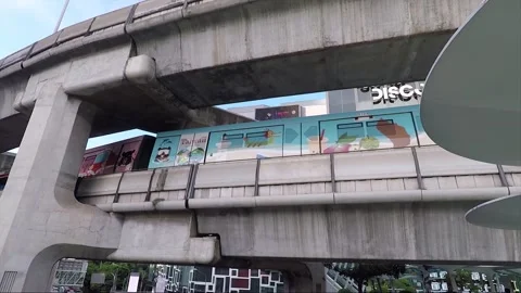 Low Angle View, MRT BTS Skytrain Line, One Siam Skywalk, Bangkok, Thailand Vídeos de archivo 289761651