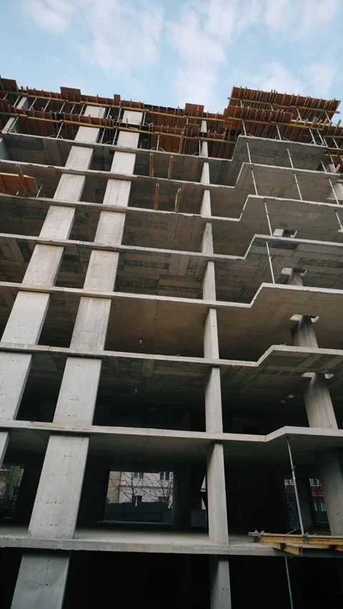Low-angle view of a multi-story building under construction. Vídeos de archivo 327937808