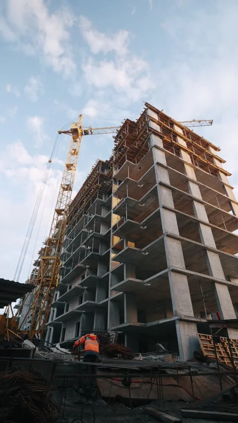 Low-angle view of a multi-story building under construction. Vídeos de archivo 327937828