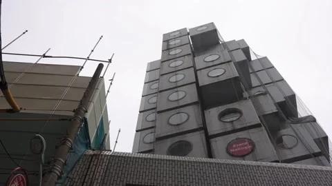Low angle view of Nakagin Capsule Tower ready for demolition. Vídeo Stock 176362700
