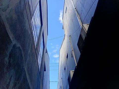 Low Angle View of Narrow Urban Alleyway Fotos Stock