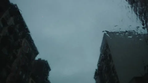 Low angle view of nyc building rooftops and dreary grey sky Vídeos de archivo 251223450