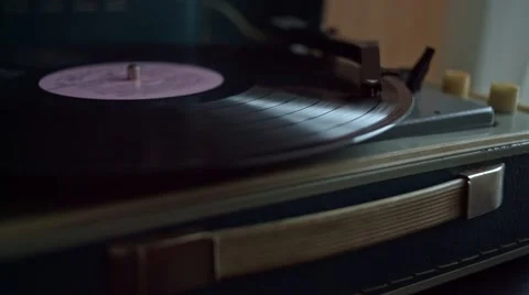 Low angle view of old fashioned turntable playing a track from black vinyl. Vídeos de archivo 68934742