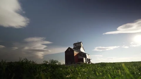 Low angle view of Old wooden iconic grain elevator symbolizing small towns Stock Footage 170749457