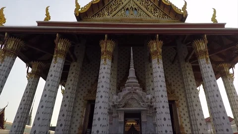 Low angle View of The Ordination Hall, Wat Arun Temple, Bangkok, Thailand 库存影片 290782210