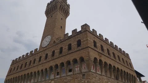 Low Angle View of Palazzo Vecchio Clock Tower Against Overcast Sky in Flore.. Vídeo Stock 340747816