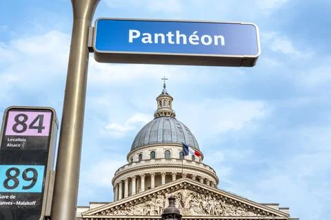 Low angle view of pantheon landmark in Paris city centre with sign  Foto stock