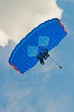 Low angle view of para-glider with blue parachute on a blue sky Foto stock