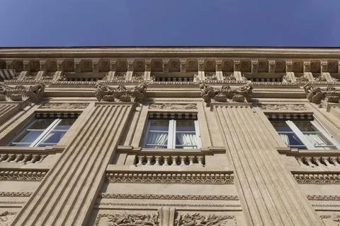 Low angle view of Parisian Palais Royal Stockfoto's