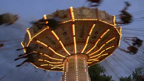 Low angle view of people riding chain swing ride at amusement park / Kaysville, Vidéo 119043137