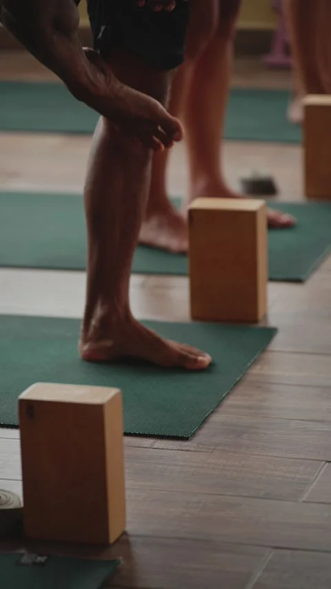 Low angle view of a person's feet performing exercises Vídeos de archivo 345605808