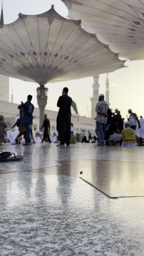 Low Angle View of Pilgrims at Al-Masjid an-Nabawi Mosque Vídeo Stock 327867551