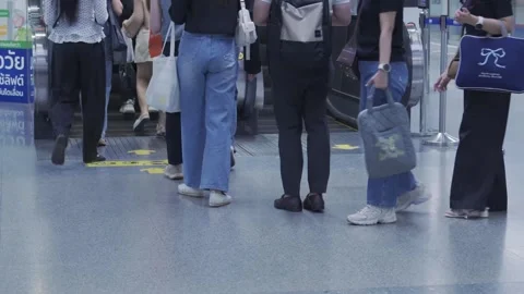 Low angle view at platform subway station while crowded of passenger using .. Vídeo Stock 337007475