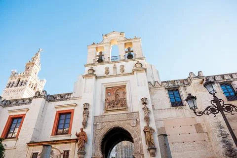 Low angle view of Puerta del Perdon and the Giralda in Seville 库存照片