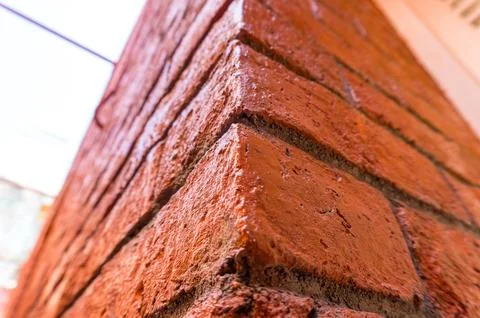 Low-angle view of a red brick pillar corner texture Foto stock
