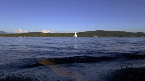 Low angle view of red sailboat sailing on lake waters 库存影片 279890526