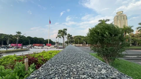 Low-Angle View of Rizal Park Pathway, Manila 4K 60fps Vídeos de archivo 338400527