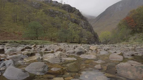 Low angle view of the rock bed of the Steall Falls river bed in Autumn. Vídeo Stock 99936106