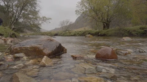 Low angle view of the rock bed of the Steall Falls river bed in Autumn. Vídeo Stock 99936164