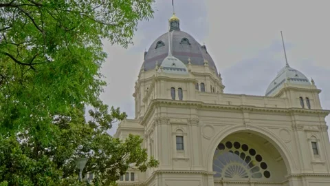Low angle view of Royal Exhibition Building dome framed by trees Melbourne 스톡 동영상 331270624