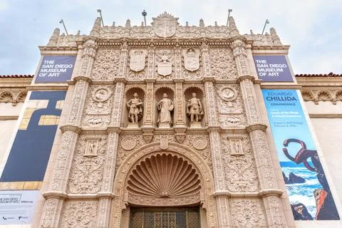 Low Angle View of San Diego Museum of Art Facade 스톡 사진