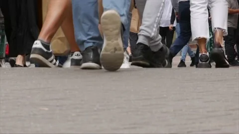 Low angle view of shoppers legs while shopping  in Carnaby Street London Vídeos de archivo 163515638